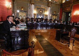 Álvaro García Ortiz, vestido con su toga, ante el tribunal que lo juzgó en el Supremo entre el 3 y el 13 de noviembre.