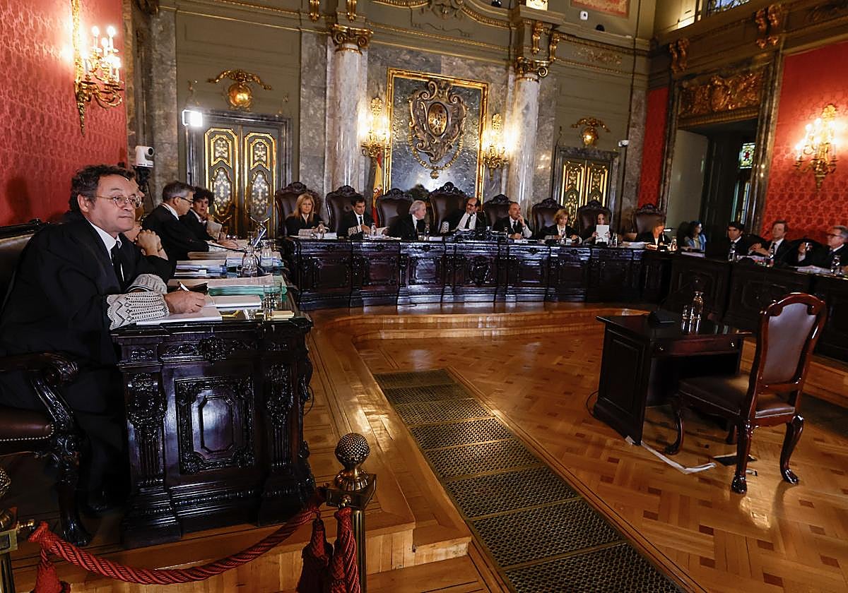 Álvaro García Ortiz, vestido con su toga, ante el tribunal que lo juzgó en el Supremo entre el 3 y el 13 de noviembre.