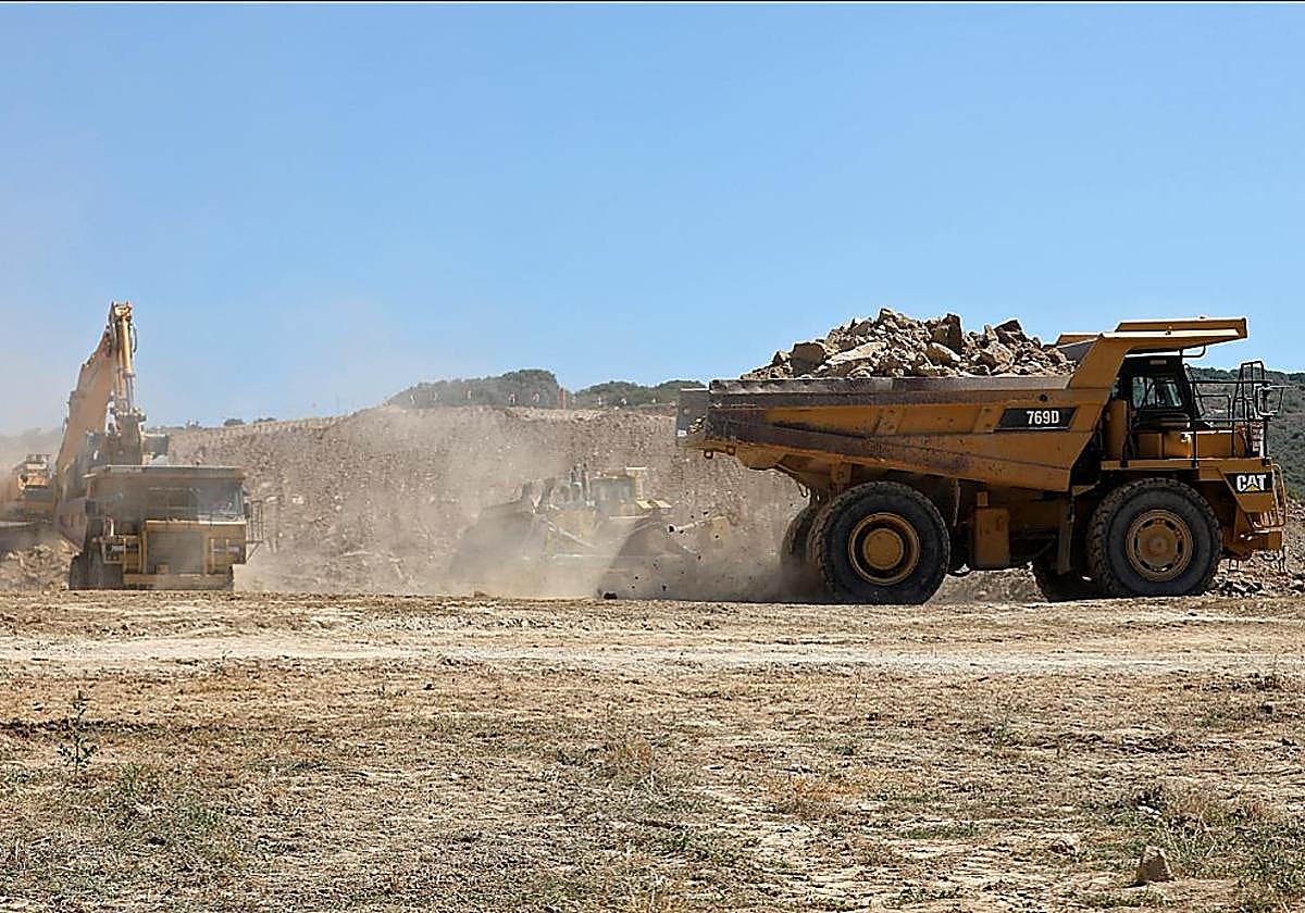 Maquinaria pesada en las obras de acondicionamiento del proyecto Mina Muga.
