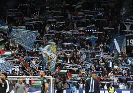 Hinchas del Alavés en Mendizorroza.