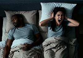 ¿Nos quita más tiempo de sueño el estrés o los ronquidos de la pareja?