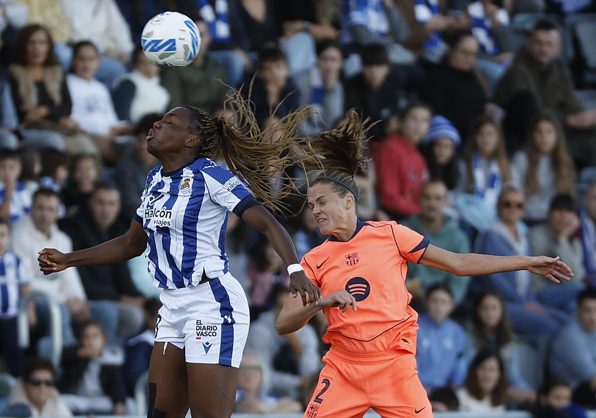 Edma Imade pugna con Irene Paredes durante un partido entre la Real y el Barça.