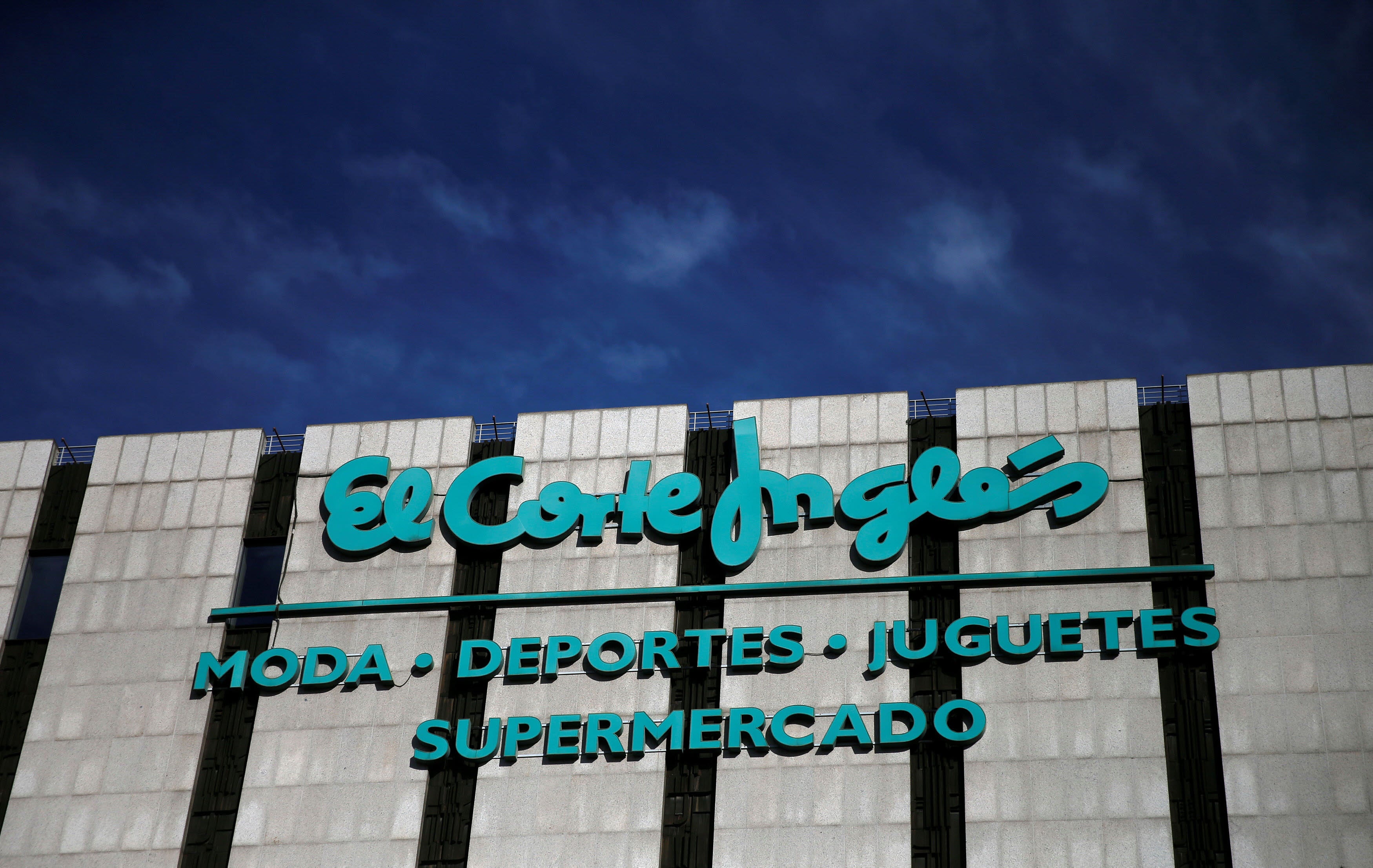 El logo de El corte inglés en una tienda del centro de Madrid.