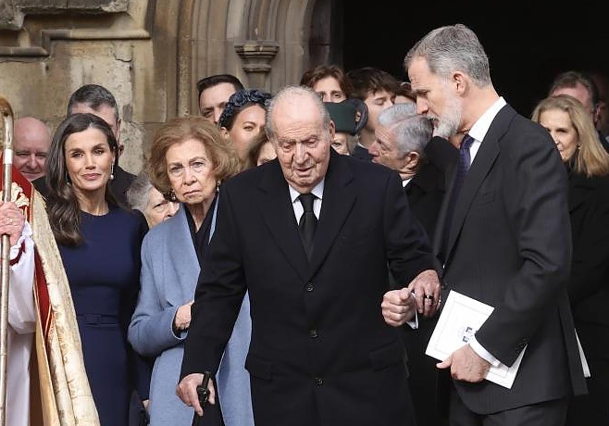 Felipe VI sujeta la mano de su padre, el rey emérito, durante los servicios religiosos en la abadía de Windsor por Constatino de Grecia.