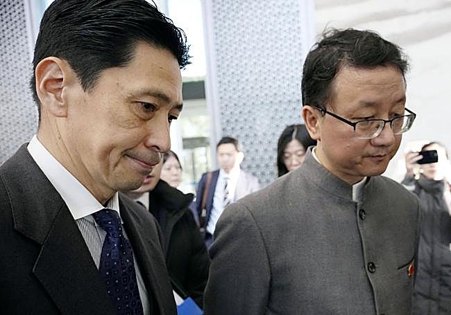 Masaaki Kanai, director general de la Oficina de Asuntos Asiáticos y Oceánicos nipona con Liu Jinsong, responsable de Asuntos Asiáticos del régimen chino en Pekín.