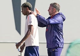 Lamine Yamal y Hansi Flick, durante un entrenamiento del Barça.