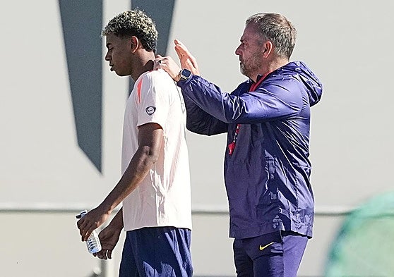 Lamine Yamal y Hansi Flick, durante un entrenamiento del Barça.