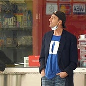 Alessandro Lequio descansa en un área de servicio.