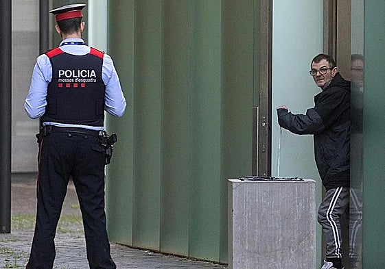 Miguel Ricart sale de los calabozos tras su última detención en 2022.