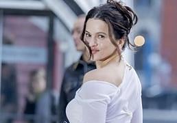 Quién es Bella, la bisnieta de Freud que ha psicoanalizado a su manera a Rosalía: «Me ayudó a darme cuenta de que…»