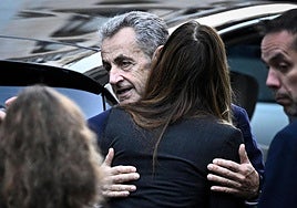 Nicolas Sarkozy se despide de su esposa, Carla Bruni, antes de ingresar en la cárcel.