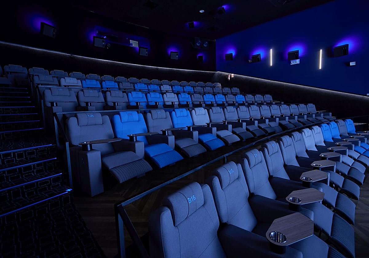 Sillones de terciopelo, mesitas y lámparas en la Sala Urban.