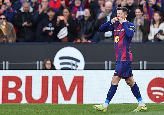 Robert Lewandowski celebra el primer gol en el nuevo Camp Nou.