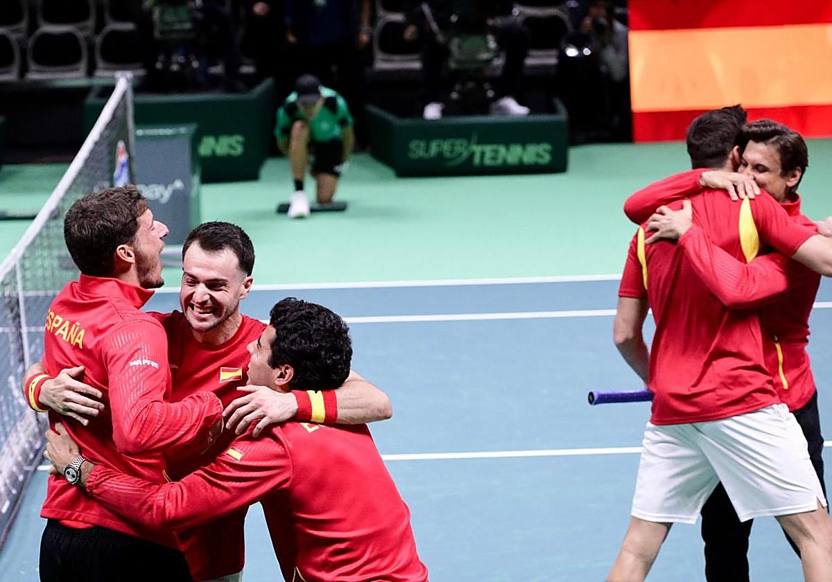 The Spanish team celebrates reaching the Davis Cup final.