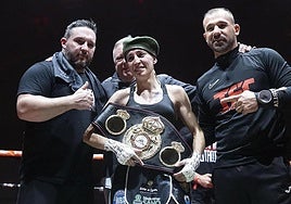 Isa Rivero posa con el cinturón de campeona del mundo, aún sobre el ring