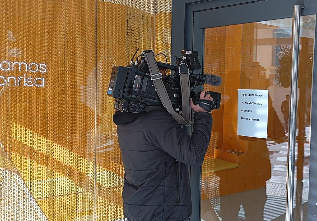 Medios en la puerta de la clínica donde fue atendida la menor