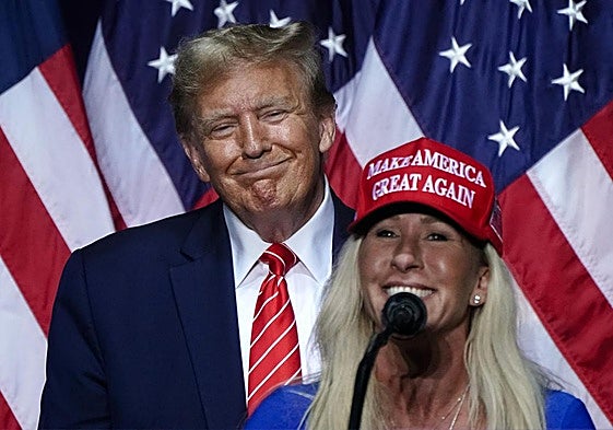 La congresista Greene participó en el acto para solicitar la desclasificación de los papeles de Epstein frente al Capitolio.