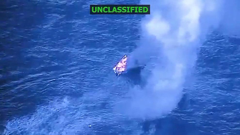 Restos de una supuesta narcolancha tras un ataque con un misil.