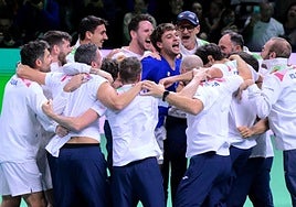 El equipo italianoa celebra su tercera Copa Davis consecutiva.