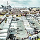 Vista aérea del muelle repleto de contenedores en el puerto de Amberes, donde se mueven más de 250 millones de toneladas de carga al año.