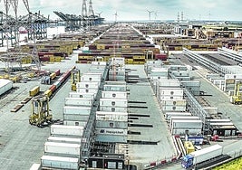 Vista aérea del muelle repleto de contenedores en el puerto de Amberes, donde se mueven más de 250 millones de toneladas de carga al año.