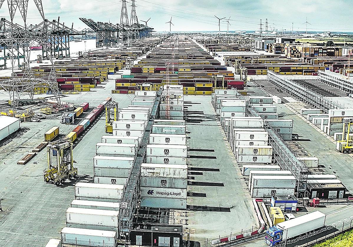 Vista aérea del muelle repleto de contenedores en el puerto de Amberes, donde se mueven más de 250 millones de toneladas de carga al año.