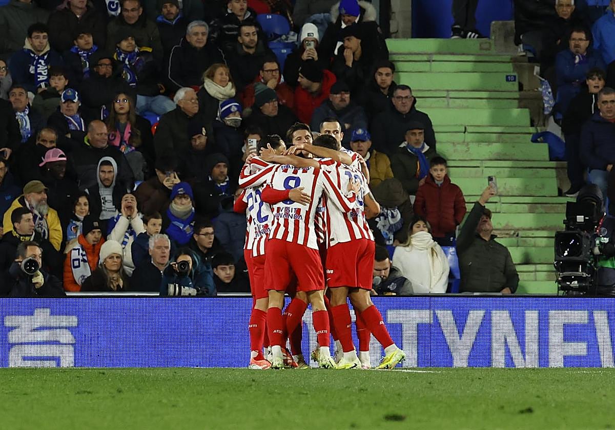 Los jugadores del Atlético celebran el tanto ante el Getafe.