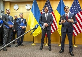 Andriy Yermak, líder de la delegación ucraniana, y el secretario de Estado de Estados Unidos, Marco Rubio, comparecen frente a la prensa en Ginebra.