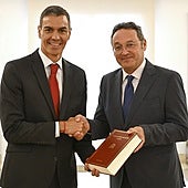 Sánchez recibe el pasado septiembre en Moncloa a García Ortiz para la entrega de la Memoria Anual de la Fiscalía.