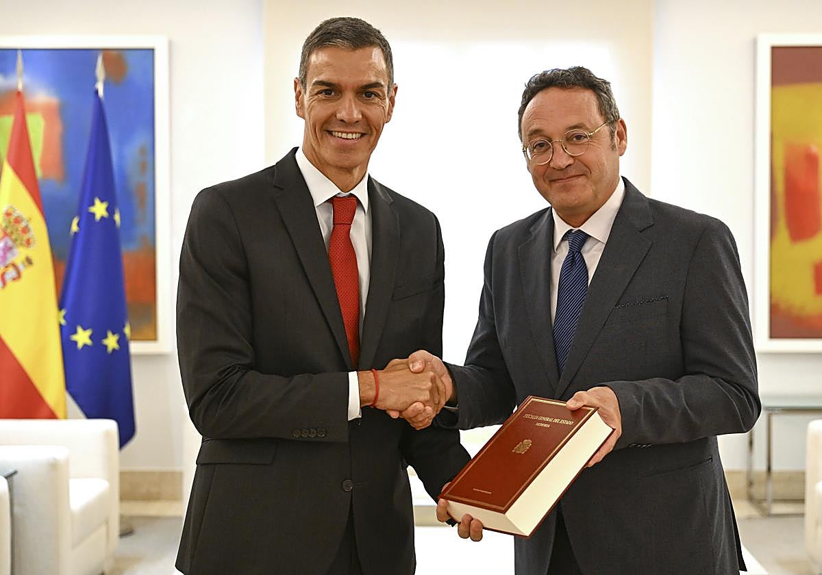 Sánchez recibe el pasado septiembre en Moncloa a García Ortiz para la entrega de la Memoria Anual de la Fiscalía.