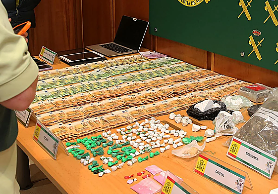 Dinero y droga aprehendidos en la operación.