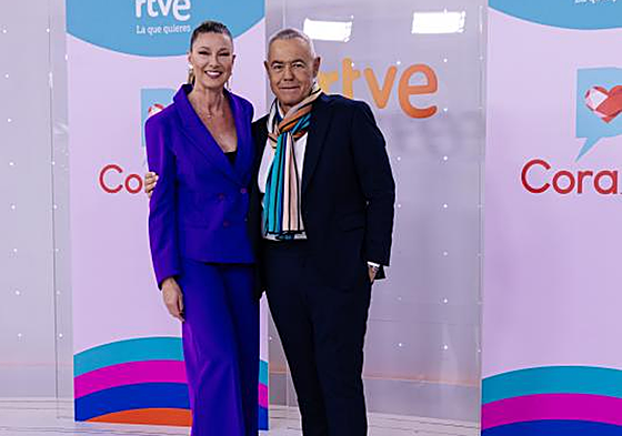 Los presentadores de televisión Anne Igartiburu junto a Jordi González