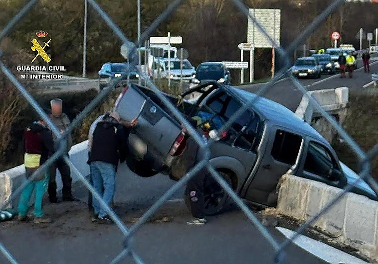 Investigado tras sufrir un accidente, robar el coche del hombre que le rescató y volver a estrellarse
