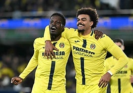 Tani Oluwaseyi y Renato Veiga celebran un gol el pasado sábado ante el Mallorca.