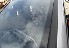 El ex secretario de Organización del PSOE Santos Cerdán sale en su vehiculo del domicilio en la localidad navarra de Milagro.
