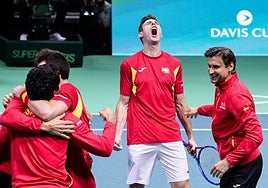 David Ferrer, junto a los jugadores españoles tras la victoria ante Alemania en semifinales de la Davis.