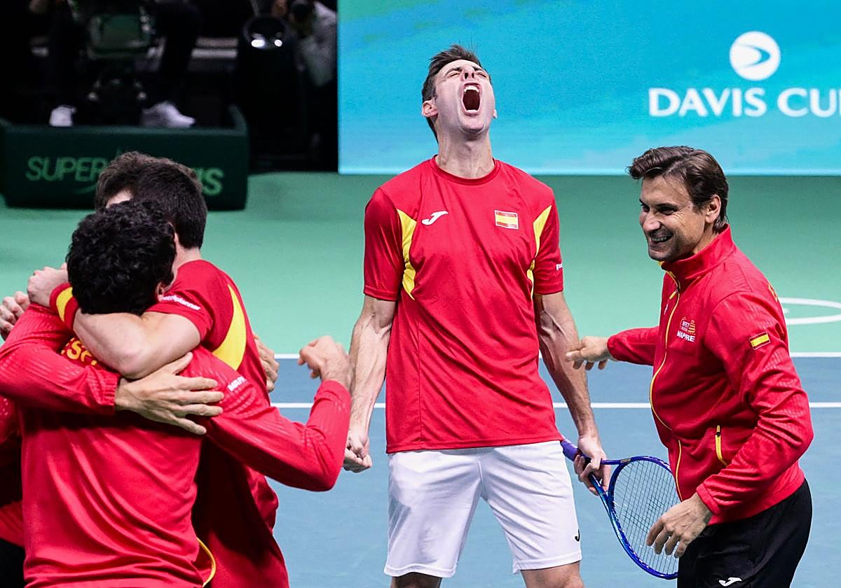 David Ferrer, junto a los jugadores españoles tras la victoria ante Alemania en semifinales de la Davis.