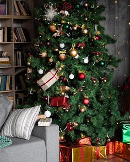 Decora tu casa en Navidad con este bonito árbol de 180 cm y fácil montaje