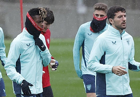 Nico Williams y Dani Vivian, durante un entrenamiento del Athletic.