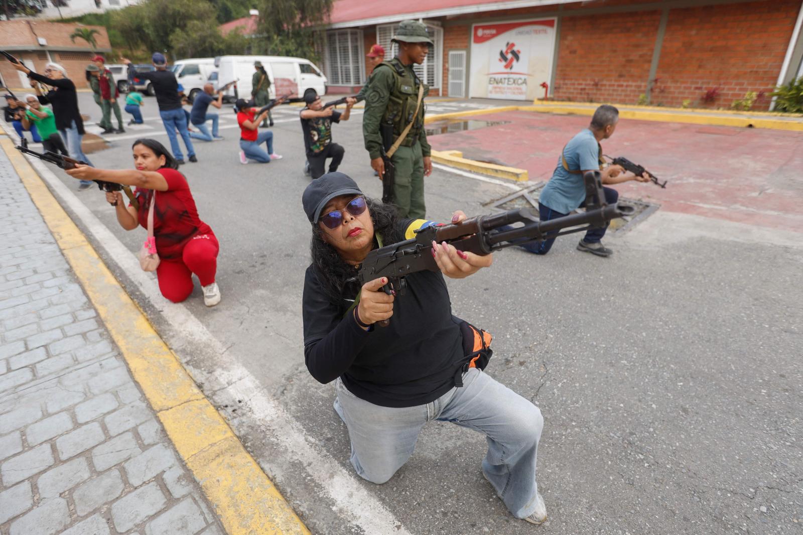 Miembros de la sociedad civil realizan un entrenamiento en Caracas ante una hipotética incursión de EE UU.