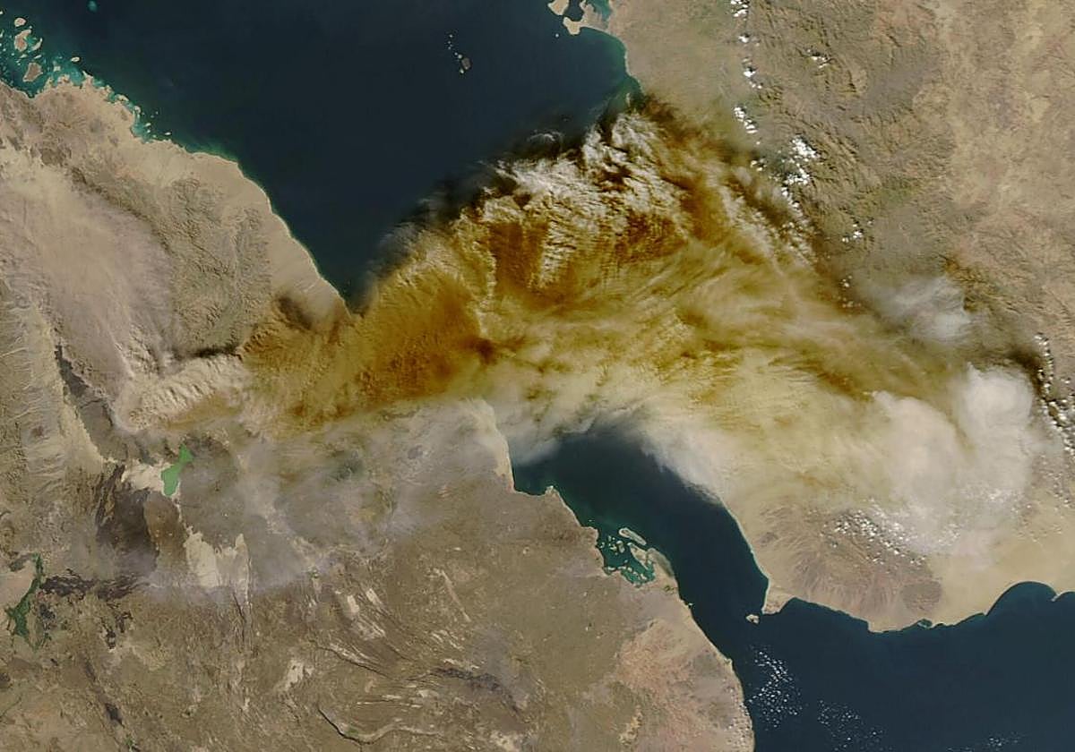 Una imagen satelital muestra la ceniza expulsada por el volcán Hayli Gubbi, en Etiopía, desplazándose sobre el mar Rojo.