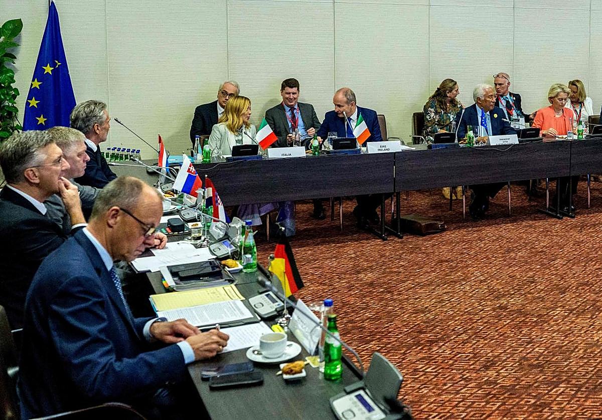 Los líderes europeos, entre ellos António Costa y Ursula von der Leyen, en su reunión de este lunes en la capital angoleña de Luanda.