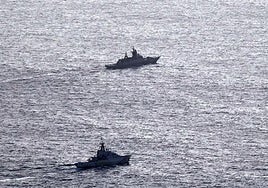 El buque británico HMS Severn, abajo a la izquierda, rastrea a la corbeta rusa RFN Stoiki frente a las costas del Reino Unido.