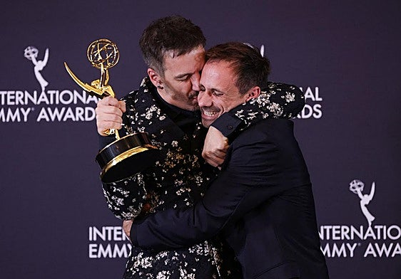 Javier Giner y Oriol Pla se abrazan tras recibir el premio al mejor actor.
