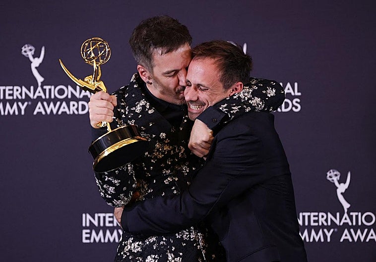 Javier Giner y Oriol Pla se abrazan tras recibir el premio al mejor actor.