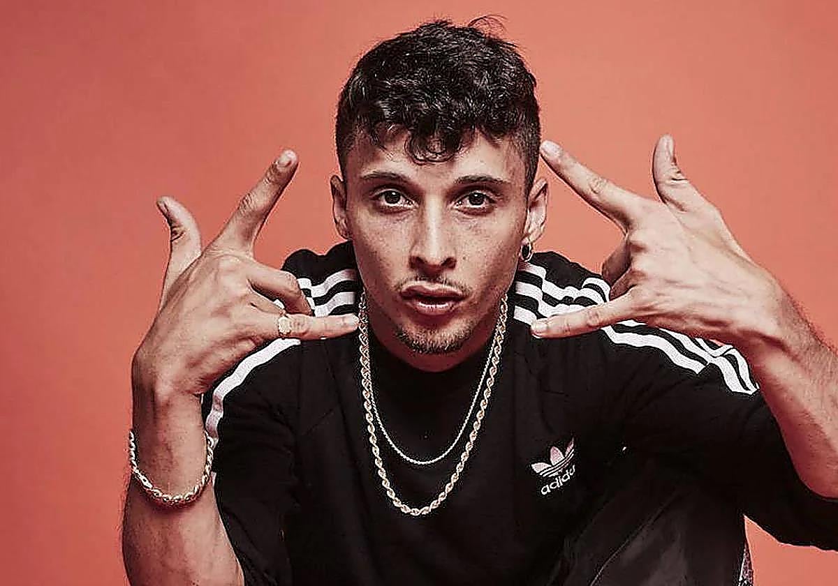 El rapero Ayax posando.