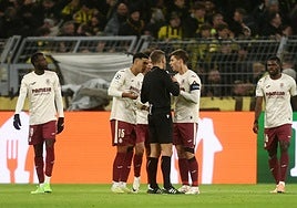 Los jugadores del Villarreal protestan una decisión del árbitro.