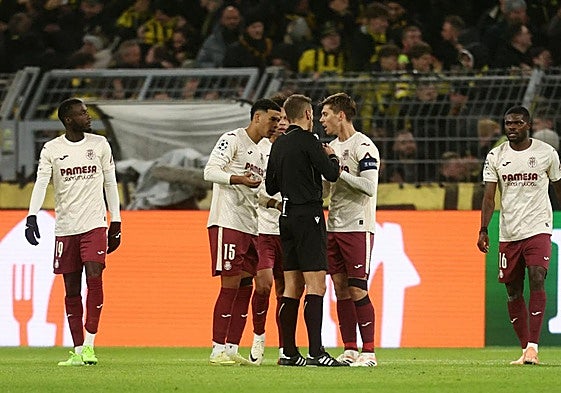Los jugadores del Villarreal protestan una decisión del árbitro.
