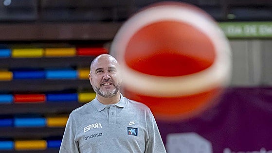 Chus Mateo: «Tengo 16 jugadores de 14 clubes, no es fácil conformar un equipo»
