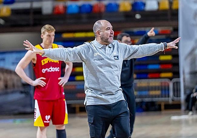Chus Mateo da órdenes en un entrenamiento.